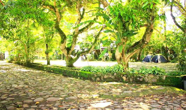 <strong><a href="https://campingdorappa.com.br/" rel="Camping do Rappa" target="_blank">Camping do Rappa</a>, <a href="https://viajeaqui.abril.com.br/cidades/br-rj-paraty" rel="Paraty" target="_self">Paraty</a>, <a href="https://viajeaqui.abril.com.br/estados/br-rio-de-janeiro" rel="Rio de Janeiro" target="_self">Rio de Janeiro</a></strong> Logo na entrada dessa linda cidade histórica, na rota de praias, trilhas e cachoerias, o Camping do Rappa é considerado por muitos como o melhor da região. A estrutura abriga geladeira, fogões, microondas, refeitório, TV a cabo, wi-fi, banheiros coletivos bem estruturados, fogão à lenha, churrasqueira e cantinhos para cuidar de bebês <strong><a href="https://campingdorappa.com.br/" rel="Camping do Rappa" target="_blank">Camping do Rappa</a>, <a href="https://viajeaqui.abril.com.br/cidades/br-rj-paraty" rel="Paraty" target="_self">Paraty</a>, <a href="https://viajeaqui.abril.com.br/estados/br-rio-de-janeiro" rel="Rio de Janeiro" target="_self">Rio de Janeiro</a></strong> Logo na entrada dessa linda cidade histórica, na rota de praias, trilhas e cachoerias, o Camping do Rappa é considerado por muitos como o melhor da região. A estrutura abriga geladeira, fogões, microondas, refeitório, TV a cabo, wi-fi, banheiros coletivos bem estruturados, fogão à lenha, churrasqueira e cantinhos para cuidar de bebês