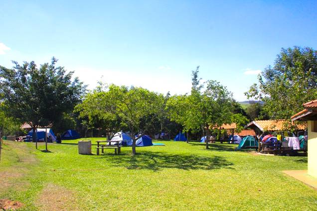 <strong><a href="https://www.saltao.com.br/" rel="Camping Cachoeira Saltão" target="_blank">Camping Cachoeira Saltão</a>, Itirapina, <a href="https://viajeaqui.abril.com.br/estados/br-sao-paulo" rel="São Paulo" target="_self">São Paulo</a></strong> Com belas paisagens naturais, entre as quais destacam-se cachoeiras, Itirapina leva vantagem por estar pertinho de outro grande destino de aventura paulista: <a href="https://viajeaqui.abril.com.br/cidades/br-sp-brotas" rel="Brotas" target="_self">Brotas</a>, há apenas 30 km de distância. No camping, o visitante encontra vestiários, quiosques, churrasqueiras, piscinas, 250 pontos de energia elétrica e até mercadinho <strong><a href="https://www.saltao.com.br/" rel="Camping Cachoeira Saltão" target="_blank">Camping Cachoeira Saltão</a>, Itirapina, <a href="https://viajeaqui.abril.com.br/estados/br-sao-paulo" rel="São Paulo" target="_self">São Paulo</a></strong> Com belas paisagens naturais, entre as quais destacam-se cachoeiras, Itirapina leva vantagem por estar pertinho de outro grande destino de aventura paulista: <a href="https://viajeaqui.abril.com.br/cidades/br-sp-brotas" rel="Brotas" target="_self">Brotas</a>, há apenas 30 km de distância. No camping, o visitante encontra vestiários, quiosques, churrasqueiras, piscinas, 250 pontos de energia elétrica e até mercadinho