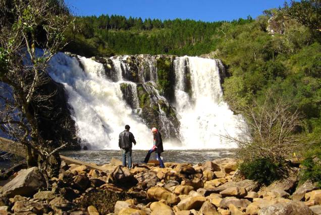 <strong><a href="https://www.parquedacachoeira.com.br/" rel="Camping Parque da Cachoeira" target="_blank">Camping Parque da Cachoeira</a>, <a href="https://viajeaqui.abril.com.br/cidades/br-rs-canela" rel="Canela" target="_self">Canela</a>, <a href="https://viajeaqui.abril.com.br/estados/br-rio-grande-do-sul" rel="Rio Grande do Sul" target="_self">Rio Grande do Sul</a></strong> Localizado entre as cidades de Canela e <a href="https://viajeaqui.abril.com.br/cidades/br-rs-sao-francisco-de-paula" rel="São Francisco de Paula" target="_self">São Francisco de Paula</a>, o Parque da Cachoeira tem uma pousada de quartos rústicos e amplo espaço de camping. Por aqui, há churrasqueiras, pias, tanques, banheiros comunitários com chuveiro à gás e energia elétrica. A propriedade também tem trilhas, cachoeiras e outros cenários propensos à prática de esportes de aventura <em><a href="https://www.booking.com/hotel/br/parque-da-cachoeira-cabanas.pt-br.html?aid=332455&label=viagemabril-campings-pelo-brasil" rel="Faça sua reserva no Camping Parque da Cachoeira no Booking.com" target="_blank">Faça sua reserva no Camping Parque da Cachoeira no Booking.com</a></em> <strong><a href="https://www.parquedacachoeira.com.br/" rel="Camping Parque da Cachoeira" target="_blank">Camping Parque da Cachoeira</a>, <a href="https://viajeaqui.abril.com.br/cidades/br-rs-canela" rel="Canela" target="_self">Canela</a>, <a href="https://viajeaqui.abril.com.br/estados/br-rio-grande-do-sul" rel="Rio Grande do Sul" target="_self">Rio Grande do Sul</a></strong> Localizado entre as cidades de Canela e <a href="https://viajeaqui.abril.com.br/cidades/br-rs-sao-francisco-de-paula" rel="São Francisco de Paula" target="_self">São Francisco de Paula</a>, o Parque da Cachoeira tem uma pousada de quartos rústicos e amplo espaço de camping. Por aqui, há churrasqueiras, pias, tanques, banheiros comunitários com chuveiro à gás e energia elétrica. A propriedade também tem trilhas, cachoeiras e outros cenários propensos à prática de esportes de aventura <em><a href="https://www.booking.com/hotel/br/parque-da-cachoeira-cabanas.pt-br.html?aid=332455&label=viagemabril-campings-pelo-brasil" rel="Faça sua reserva no Camping Parque da Cachoeira no Booking.com" target="_blank">Faça sua reserva no Camping Parque da Cachoeira no Booking.com</a></em>