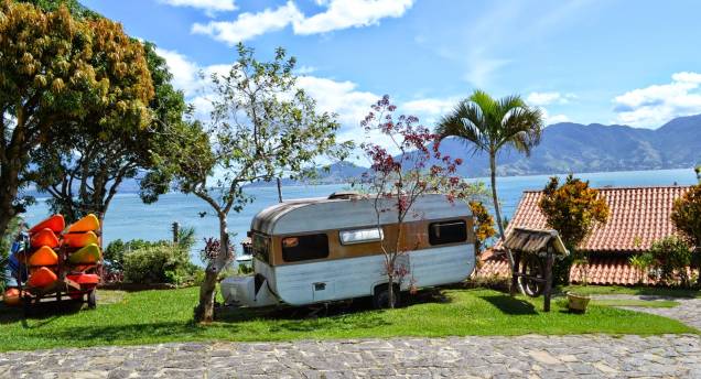 <strong><a href="https://www.campingpedradosino.com.br/" rel="Camping Pedra do Sino" target="_blank">Camping Pedra do Sino</a>, <a href="https://viajeaqui.abril.com.br/cidades/br-sp-ilhabela" rel="Ilhabela" target="_self">Ilhabela</a>, <a href="https://viajeaqui.abril.com.br/estados/br-sao-paulo" rel="São Paulo" target="_self">São Paulo</a></strong> Conhecida por ser um dos mais belos destinos do litoral paulista, Ilhabela tem belas praias e roteiros bacanas pra quem não dispensa uma aventura. No Camping Pedra do Sino, o visitante tem à sua disposição banheiros e refeitórios coletivos, churrasqueira, sala de TV, duchas, piscina e até campo de futebol <strong><a href="https://www.campingpedradosino.com.br/" rel="Camping Pedra do Sino" target="_blank">Camping Pedra do Sino</a>, <a href="https://viajeaqui.abril.com.br/cidades/br-sp-ilhabela" rel="Ilhabela" target="_self">Ilhabela</a>, <a href="https://viajeaqui.abril.com.br/estados/br-sao-paulo" rel="São Paulo" target="_self">São Paulo</a></strong> Conhecida por ser um dos mais belos destinos do litoral paulista, Ilhabela tem belas praias e roteiros bacanas pra quem não dispensa uma aventura. No Camping Pedra do Sino, o visitante tem à sua disposição banheiros e refeitórios coletivos, churrasqueira, sala de TV, duchas, piscina e até campo de futebol