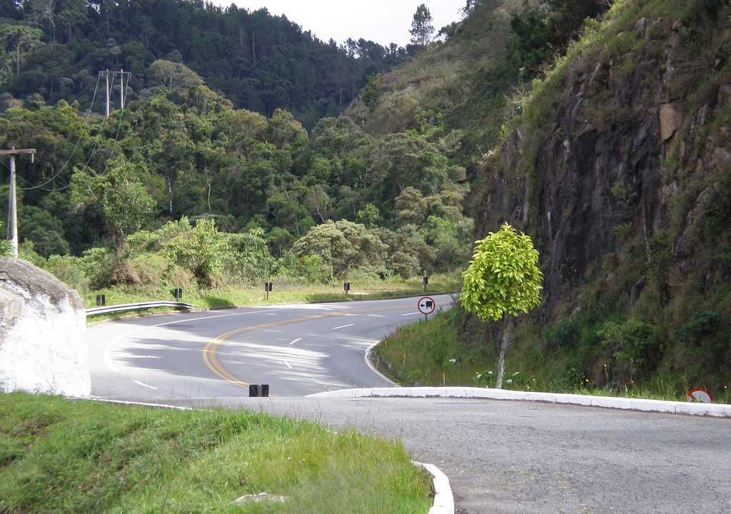 Rodovia Floriano Rodrigues Pinheiro, estrada para Campos do Jordão, na Serra da Mantiqueira, São Paulo