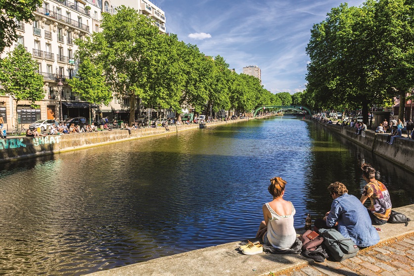 Encomendado por Napoleão Bonaparte em 1802 para que água limpa fosse levada à área central de Paris (e assim se evitassem doenças como cólera e disenteria), o canal só ficou pronto em 1825, quatro anos após a morte de seu idealizador. Estende-se por 4,5 quilômetros, tem nove comportas e duas pontes giratórias e liga o Canal de L’Ourcq ao Rio Sena, passando subterraneamente pela Bastilha - antes prisão, hoje praça com a Coluna de Julho no centro. Quando foi inaugurado, o canal serviu principalmente para o transporte de mercadorias, como comida e materiais para a construção civil. Nesse começo, os barcos zarpavam do lago artificial Bassin de la Villette (de onde saía a água limpa) rumo à Bastilha. Hoje os barquinhos de turistas fazem o trajeto oposto - o embarque rumo ao bairro bobô é feito na Bastilha. Encomendado por Napoleão Bonaparte em 1802 para que água limpa fosse levada à área central de Paris (e assim se evitassem doenças como cólera e disenteria), o canal só ficou pronto em 1825, quatro anos após a morte de seu idealizador. Estende-se por 4,5 quilômetros, tem nove comportas e duas pontes giratórias e liga o Canal de L’Ourcq ao Rio Sena, passando subterraneamente pela Bastilha - antes prisão, hoje praça com a Coluna de Julho no centro. Quando foi inaugurado, o canal serviu principalmente para o transporte de mercadorias, como comida e materiais para a construção civil. Nesse começo, os barcos zarpavam do lago artificial Bassin de la Villette (de onde saía a água limpa) rumo à Bastilha. Hoje os barquinhos de turistas fazem o trajeto oposto - o embarque rumo ao bairro bobô é feito na Bastilha.