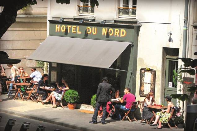 Uma das referências lendárias da região, o bar e restaurante<a href="https://www.hoteldunord.org/en/" rel=" Hôtel du Nord " target="_blank"> Hôtel du Nord </a>deve o nome à sua origem como hotel mesmo. Inaugurado em 1885, era frequentado por prostitutas e operários, chamado de <em>l’hotel de poux volants</em> ("hotel dos piolhos voadores"). Em 1938, foi cenário do filme homônimo do francês Marcel Carné. Nos anos 80, fechou as portas e foi reaberto no atual formato em 1993, com mesas abrigadas sob a fachada tombada. Dá para fazer uma refeição nos salões escurinhos ou ficar do lado de fora, sempre uma opção convidativa no Canal Saint-Martin. Uma das referências lendárias da região, o bar e restaurante<a href="https://www.hoteldunord.org/en/" rel=" Hôtel du Nord " target="_blank"> Hôtel du Nord </a>deve o nome à sua origem como hotel mesmo. Inaugurado em 1885, era frequentado por prostitutas e operários, chamado de <em>l’hotel de poux volants</em> ("hotel dos piolhos voadores"). Em 1938, foi cenário do filme homônimo do francês Marcel Carné. Nos anos 80, fechou as portas e foi reaberto no atual formato em 1993, com mesas abrigadas sob a fachada tombada. Dá para fazer uma refeição nos salões escurinhos ou ficar do lado de fora, sempre uma opção convidativa no Canal Saint-Martin.