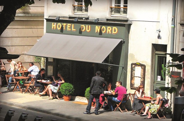Uma das referências lendárias da região, o bar e restaurante<a href="https://www.hoteldunord.org/en/" rel=" Hôtel du Nord " target="_blank"> Hôtel du Nord </a>deve o nome à sua origem como hotel mesmo. Inaugurado em 1885, era frequentado por prostitutas e operários, chamado de <em>l’hotel de poux volants</em> ("hotel dos piolhos voadores"). Em 1938, foi cenário do filme homônimo do francês Marcel Carné. Nos anos 80, fechou as portas e foi reaberto no atual formato em 1993, com mesas abrigadas sob a fachada tombada. Dá para fazer uma refeição nos salões escurinhos ou ficar do lado de fora, sempre uma opção convidativa no Canal Saint-Martin.