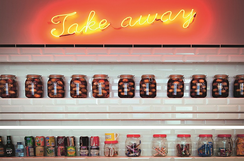 Voltando à Rue des Vinaigriers, passe pelo simpático Holybelly, restaurante apertadinho frequentado por jovens e cheio de mesinhas na rua. Mais adiante, não se espante ao olhar pela vitrine do The Sunken Chip. É isso mesmo: trata-se do primeiro restaurante em Paris dedicado ao mais famoso prato das tropas bretãs, o fish and chips. Ele tem mesas comunitárias e variações do peixe frito. A aceitação, entre os gauleses, é das melhores. Um pouco mais à frente, quase chegando ao canal, na calçada oposta, o Craft, um lugar modernoso, serve lanches, café e pacotes de internet para o seu espaço de co-work. E, mesmo se você não for trabalhar, um cafezinho ali é bem-vindo. Voltando à Rue des Vinaigriers, passe pelo simpático Holybelly, restaurante apertadinho frequentado por jovens e cheio de mesinhas na rua. Mais adiante, não se espante ao olhar pela vitrine do The Sunken Chip. É isso mesmo: trata-se do primeiro restaurante em Paris dedicado ao mais famoso prato das tropas bretãs, o fish and chips. Ele tem mesas comunitárias e variações do peixe frito. A aceitação, entre os gauleses, é das melhores. Um pouco mais à frente, quase chegando ao canal, na calçada oposta, o Craft, um lugar modernoso, serve lanches, café e pacotes de internet para o seu espaço de co-work. E, mesmo se você não for trabalhar, um cafezinho ali é bem-vindo.