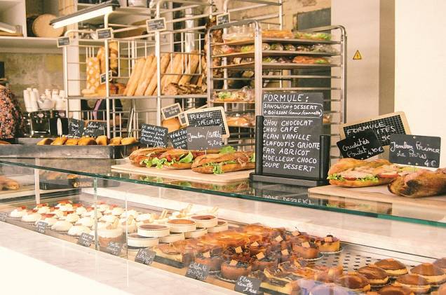 O quadrilátero entre a Rue des Vinaigriers e a Legouvé é um point dentro do point. Com diversos restaurantes de vários perfis, as duas ruas concentram o que existe de mais cosmopolita no bairro, juntando o que há de bom da terra de Asterix com a dos romanos. Aberta no fim de 2013, a <a href="https://www.liberte-paris.com/pages/vinaigriers" target="_blank" rel="noopener">Liberté Pâtisserie</a> vive lotada, com filas que vão do balcão à porta. O estabelecimento é uma parceria dos sócios Mickael Benichou e do estrelado chef Benoît Castel, que já esteve à frente dos classicões Hélène Darroze e La Grande Epicerie. A tarte à la creme, o financier de pistache recheado com framboesa e o financier simples são um delírio de tão bons. A decoração é clean e moderna, com funcionários simpaticíssimos - e que falam inglês! “Não abrimos mão dos tradicionais pães e doces, que são instituições francesas, mas demos um toque mais moderno”, explica Castel. O quadrilátero entre a Rue des Vinaigriers e a Legouvé é um point dentro do point. Com diversos restaurantes de vários perfis, as duas ruas concentram o que existe de mais cosmopolita no bairro, juntando o que há de bom da terra de Asterix com a dos romanos. Aberta no fim de 2013, a <a href="https://www.liberte-paris.com/pages/vinaigriers" target="_blank" rel="noopener">Liberté Pâtisserie</a> vive lotada, com filas que vão do balcão à porta. O estabelecimento é uma parceria dos sócios Mickael Benichou e do estrelado chef Benoît Castel, que já esteve à frente dos classicões Hélène Darroze e La Grande Epicerie. A tarte à la creme, o financier de pistache recheado com framboesa e o financier simples são um delírio de tão bons. A decoração é clean e moderna, com funcionários simpaticíssimos - e que falam inglês! “Não abrimos mão dos tradicionais pães e doces, que são instituições francesas, mas demos um toque mais moderno”, explica Castel.