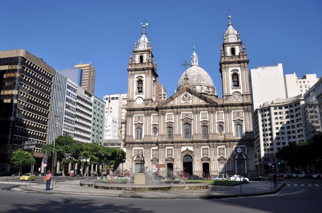 Na mesma praça da "Pira do Povo", a <strong>Igreja Nossa Senhora da Candelária</strong> tem uma linda cúpula adornada com oito estátuas de mármore.