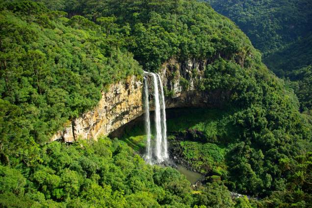 <strong>Canela (RS) </strong><a href="https://viajeaqui.abril.com.br/cidades/br-rs-canela"><strong> </strong></a> Localizada próxima a Gramado, turistas frequentemente visitam as duas cidades na mesma viagem. Canela se destaca pela bela paisagem serrana e pelo charme das suas ruas. São três parques de preservação natural na região: o Parque da Ferradura, que protege o cânion da Ferradura e diversas cachoeiras, o Parque do Caracol, onde se encontra a Cascata do Caracol (foto), e o Parque Nacional de Aparados da Serra, onde fica o espetacular cânion do Itaimbezinho. As atrações naturais são acessíveis de carro e por trilhas de diferentes níveis de dificuldade. <a href="https://www.booking.com/searchresults.pt-br.html?aid=332455&sid=605c56653290b80351df808102ac423d&sb=1&src=index&src_elem=sb&error_url=https%3A%2F%2Fwww.booking.com%2Findex.pt-br.html%3Faid%3D332455%3Bsid%3D605c56653290b80351df808102ac423d%3Bsb_price_type%3Dtotal%26%3B&ss=Canela%2C+Rio+Grande+do+Sul%2C+Brasil&checkin_monthday=&checkin_month=&checkin_year=&checkout_monthday=&checkout_month=&checkout_year=&no_rooms=1&group_adults=2&group_children=0&b_h4u_keep_filters=&from_sf=1&ss_raw=Canela&ac_position=0&ac_langcode=xb&dest_id=-634523&dest_type=city&place_id_lat=-29.36367&place_id_lon=-50.812878&search_pageview_id=e211851c7abb03a0&search_selected=true&search_pageview_id=e211851c7abb03a0&ac_suggestion_list_length=5&ac_suggestion_theme_list_length=0" target="_blank" rel="noopener"><em>Busque hospedagens em Canela</em></a> <strong>Canela (RS) </strong><a href="https://viajeaqui.abril.com.br/cidades/br-rs-canela"><strong> </strong></a> Localizada próxima a Gramado, turistas frequentemente visitam as duas cidades na mesma viagem. Canela se destaca pela bela paisagem serrana e pelo charme das suas ruas. São três parques de preservação natural na região: o Parque da Ferradura, que protege o cânion da Ferradura e diversas cachoeiras, o Parque do Caracol, onde se encontra a Cascata do Caracol (foto), e o Parque Nacional de Aparados da Serra, onde fica o espetacular cânion do Itaimbezinho. As atrações naturais são acessíveis de carro e por trilhas de diferentes níveis de dificuldade. <a href="https://www.booking.com/searchresults.pt-br.html?aid=332455&sid=605c56653290b80351df808102ac423d&sb=1&src=index&src_elem=sb&error_url=https%3A%2F%2Fwww.booking.com%2Findex.pt-br.html%3Faid%3D332455%3Bsid%3D605c56653290b80351df808102ac423d%3Bsb_price_type%3Dtotal%26%3B&ss=Canela%2C+Rio+Grande+do+Sul%2C+Brasil&checkin_monthday=&checkin_month=&checkin_year=&checkout_monthday=&checkout_month=&checkout_year=&no_rooms=1&group_adults=2&group_children=0&b_h4u_keep_filters=&from_sf=1&ss_raw=Canela&ac_position=0&ac_langcode=xb&dest_id=-634523&dest_type=city&place_id_lat=-29.36367&place_id_lon=-50.812878&search_pageview_id=e211851c7abb03a0&search_selected=true&search_pageview_id=e211851c7abb03a0&ac_suggestion_list_length=5&ac_suggestion_theme_list_length=0" target="_blank" rel="noopener"><em>Busque hospedagens em Canela</em></a>