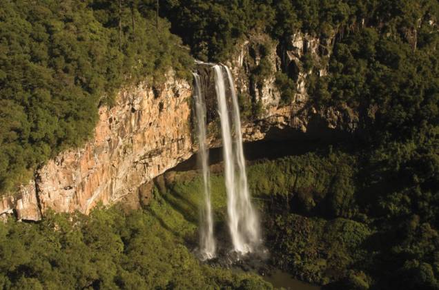 Colada em <a href="https://viajeaqui.abril.com.br/cidades/br-rs-gramado" rel="Gramado" target="_self">Gramado</a> por uma via repleta de casas especializadas em cafés coloniais, <a href="https://viajeaqui.abril.com.br/cidades/br-rs-canela" rel="Canela" target="_self">Canela</a> diferencia-se por suas belas atrações naturais. Entre elas, a <strong>Cascata do Caracol</strong>, no <a href="https://viajeaqui.abril.com.br/estabelecimentos/br-rs-canela-atracao-parque-do-caracol" rel="parque homônimo" target="_self">parque homônimo</a>, se destaca Colada em <a href="https://viajeaqui.abril.com.br/cidades/br-rs-gramado" rel="Gramado" target="_self">Gramado</a> por uma via repleta de casas especializadas em cafés coloniais, <a href="https://viajeaqui.abril.com.br/cidades/br-rs-canela" rel="Canela" target="_self">Canela</a> diferencia-se por suas belas atrações naturais. Entre elas, a <strong>Cascata do Caracol</strong>, no <a href="https://viajeaqui.abril.com.br/estabelecimentos/br-rs-canela-atracao-parque-do-caracol" rel="parque homônimo" target="_self">parque homônimo</a>, se destaca