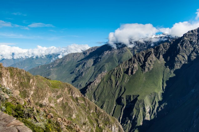 Localizado no Vale de Colca, ao sul do país, esse cânion é considerado o terceiro destino turístico mais visitado do Peru, com cerca de 120 mil visitantes por ano. Sua profundidade é duas vezes maior do que a do badalado <a href="https://viajeaqui.abril.com.br/estabelecimentos/estados-unidos-las-vegas-atracao-grand-canyon" target="_blank">Grand Canyon</a>, nos <a href="https://viajeaqui.abril.com.br/paises/estados-unidos" target="_blank">Estados Unidos</a>, com 4160 metros. Povoado pelos povos incas, o lugar seria, posteriormente, cercado por construções e cidades datadas da ocupação espanhola, entre 1542 e 1824. Aqui, também é possível visitar as plantações agrícolas mantidas por moradores locais