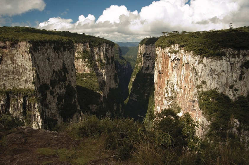 Vista a partir do mirante do Cânion do Itaimbezinho, no Parque Nacional de Aparados da Serra (RS)