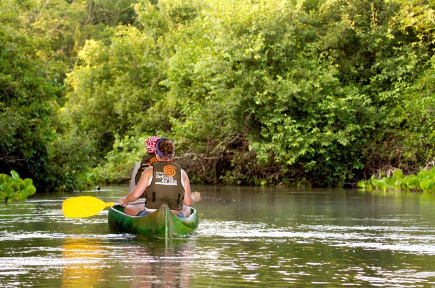 Canoagem pelo Rio Salobra é uma das atividades que o hotel oferece aos hóspedes