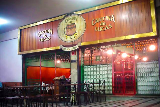 <a href="http://viajeaqui.abril.com.br/estabelecimentos/br-mg-belo-horizonte-restaurante-cantina-do-lucas" rel="Cantina do Lucas" target="_blank"><strong>Cantina do Lucas</strong></a>Bar e restaurante tradicional de Belo Horizonte, a Cantina do Lucas serve fartos e deliciosos pratos à lá carte de inspiração italiana e coração mineiro.O estabelecimento fica no Edifício Arcângelo Maletta, galeria tradicional da cidade localizada na cultural e boêmia Rua da Bahia. Durante o dia, estão abertos os sebos, gráficas, salas comerciais de toda sorte e restaurantes self-service e PF que atendem aos trabalhadores do centro da cidade. À noite a movimentação continua com diversos bares que vão do combo copo americano + cerveja gelada + mesa de plástico aos hypados bares com drinks elaborados e refeições com um quê de sofisticação.A Cantina do Lucas, aberta em 1962, está bem na entrada do Maletta.  <strong>Endereço: </strong>Avenida Augusto de Lima, 233, Edifício Maletta. Abre a partir das 11h30 da manhã todos os dias da semana. Sua cozinha só tem descanso quando fecha de vez, às 2h da manhã, de segunda a quinta, 3h da manhã às sextas e sábados e 1h da manhã no domingo<a href="http://www.cantinadolucas.com.br/" target="_blank"><strong>www.cantinadolucas.com.br</strong></a>