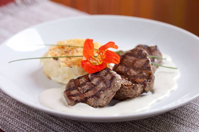 Escalope de filé com gratinado de mandioca ao molho gorgonzola, servido durante o jantar na Cantina Piacenza, durante a Belo Horizonte Restaurant Week Escalope de filé com gratinado de mandioca ao molho gorgonzola, servido durante o jantar na Cantina Piacenza, durante a Belo Horizonte Restaurant Week