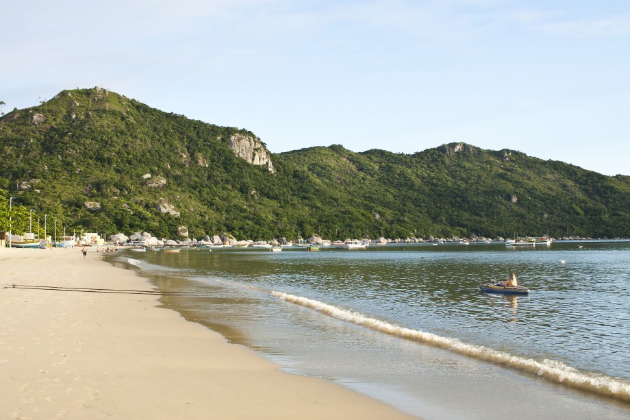 <strong>Praia de Canto Grande, Bombinhas (SC)</strong>                    São duas praias distintas em <a href="https://viajeaqui.abril.com.br/estabelecimentos/br-sc-bombinhas-atracao-praia-canto-grande" rel="Canto Grande" target="_blank">Canto Grande</a>, <a href="https://viajeaqui.abril.com.br/cidades/br-sc-bombinhas" rel="Bombinhas" target="_blank">Bombinhas</a>: a de Fora e a de Dentro, separadas por uma faixa de terra de mil metros. A de Fora, continuação de Mariscal, é extensa e mais movimentada, com algumas pousadas. A de Dentro, vizinha a Morrinhos, tem águas calmas e claras, bom local para contemplar o pôr do sol e ir com as crianças