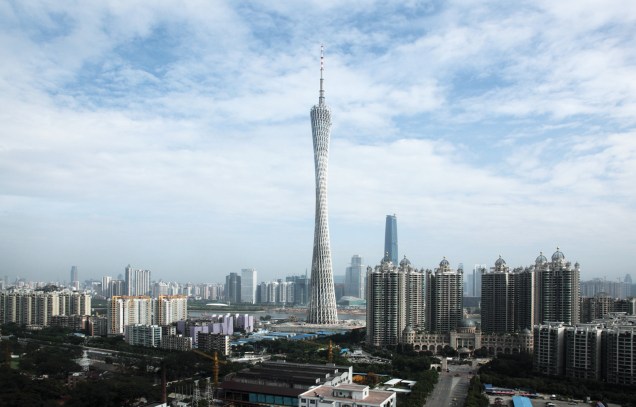<strong>3 - Canton Tower (Guangzhou TV Astronomical and Sightseeing Tower) - Guangzhou, <a href="https://viajeaqui.abril.com.br/paises/china" rel="China" target="_blank">China</a></strong>    Mais alta torre do mundo até a conclusão da Tokyo Skytree, a <a href="https://gztvtower.info/" rel="Canton Tower" target="_blank">Canton Tower</a> fica na China e tem <strong>600 metros de altura</strong>. Há vários restaurantes e observatórios - o mais alto dele tem 460 metros.