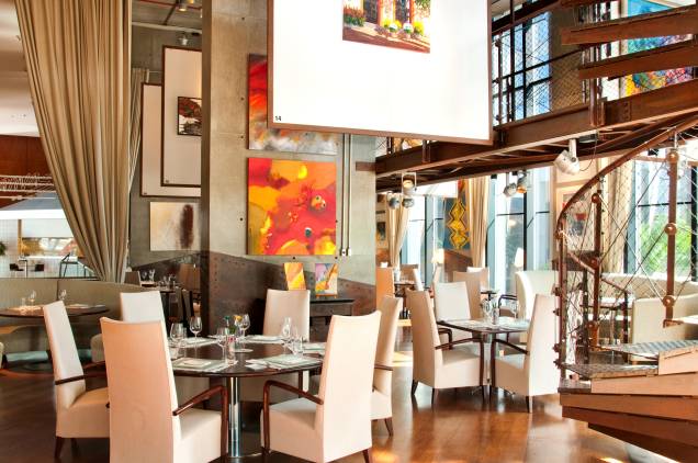 <strong>Hilton Morumbi – São Paulo (SP)</strong><br /> A virada no restaurante Canvas do <a href="https://viajeaqui.abril.com.br/estabelecimentos/br-sp-sao-paulo-hospedagem-hilton-morumbi" rel="Hilton Morumbi" target="_self">Hilton Morumbi</a> conta com um menu de cinco tempos e bebidas que incluem Johnnie Walker Gold Reserve e Veuve Clicquot ou Chandon Brut. Entre os opcionais estão o caviar Alverta Imperial e Baieri Royal. São duas opções de valores no Canvas: R$ 599 (com espumante Chandon Brut) e R$ 840 (com Gold Label Reserve, Veuve Clicquot e vinhos importados). Crianças de 6 a 11 anos pagam R$ 300. Já no Espaço de Eventos Morumbi, o buffet regado a Chandon oferece pratos como linguado recheado com camarão e ricota e leitão recheado com farofa de banana. A ceia custa R$ 540, e crianças de 6 a 11 anos pagam R$ 270.<br /> <strong>Onde:</strong> Avenida das Nações Unidas, 12.901, Brooklin Novo; <strong>tel.:</strong> (11) 2845-0000 <strong>Hilton Morumbi – São Paulo (SP)</strong><br /> A virada no restaurante Canvas do <a href="https://viajeaqui.abril.com.br/estabelecimentos/br-sp-sao-paulo-hospedagem-hilton-morumbi" rel="Hilton Morumbi" target="_self">Hilton Morumbi</a> conta com um menu de cinco tempos e bebidas que incluem Johnnie Walker Gold Reserve e Veuve Clicquot ou Chandon Brut. Entre os opcionais estão o caviar Alverta Imperial e Baieri Royal. São duas opções de valores no Canvas: R$ 599 (com espumante Chandon Brut) e R$ 840 (com Gold Label Reserve, Veuve Clicquot e vinhos importados). Crianças de 6 a 11 anos pagam R$ 300. Já no Espaço de Eventos Morumbi, o buffet regado a Chandon oferece pratos como linguado recheado com camarão e ricota e leitão recheado com farofa de banana. A ceia custa R$ 540, e crianças de 6 a 11 anos pagam R$ 270.<br /> <strong>Onde:</strong> Avenida das Nações Unidas, 12.901, Brooklin Novo; <strong>tel.:</strong> (11) 2845-0000