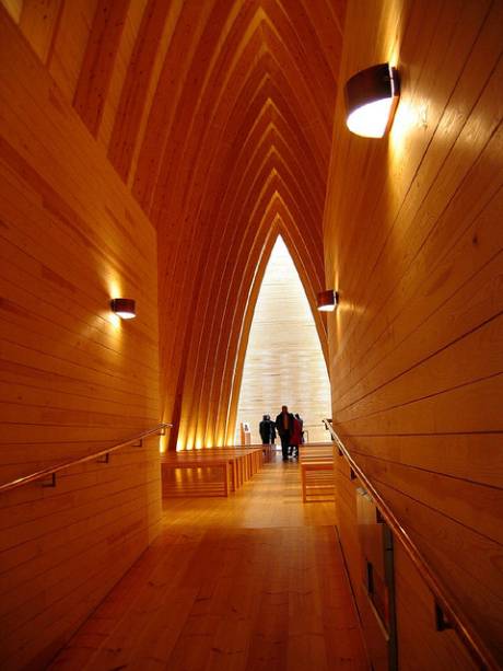 Interior da capela projetada pelo escritório Senaksenaho Architects