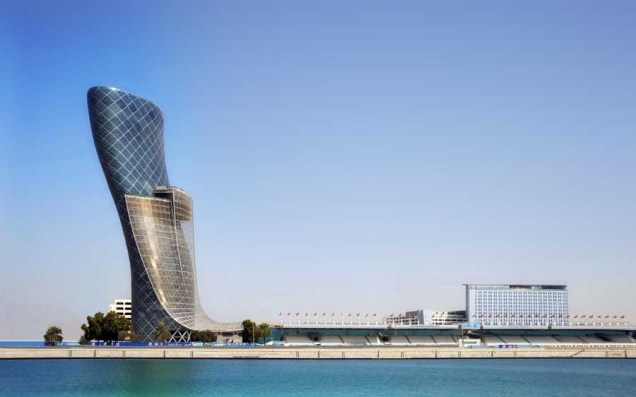 <strong>Capital Gate Tower, Abu Dhabi, Emirados Árabes Unidos</strong>A torre de 160 metros do Capital Gate, projetado pelo escritório RJMJ Architects, é considerada a mais inclinada do planeta. Nos próximos anos <a href="https://viajeaqui.abril.com.br/cidades/emirados-arabes-unidos-abu-dhabi" rel="Abu Dhabi">Abu Dhabi</a> inaugurará uma série de edifícios na ilha de Saadiyat concebidos por peso-pesados do mundo da arquitetura, como os ganhadores do prêmio Pritzker Jean Nouvel, Zaha Hadid, Tadao Ando, Frank Gehry e Norman Foster 