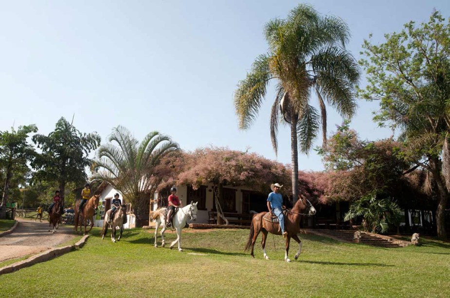 <strong>Fazenda Capoava (Itu – São Paulo)</strong>A <a href="https://viajeaqui.abril.com.br/estabelecimentos/br-sp-itu-hospedagem-fazenda-capoava" rel=" Fazenda Capoava">Fazenda Capoava</a> preparou uma programação para toda a família. O almoço da sexta-feira santa terá em seu cardápio a tradicional bacalhoada Capoava, e o domingo de Páscoa contará com pratos especiais. Já as crianças, poderão se divertir com gincanas, trilha da aventura, piquenique, polícia e ladrão, War dos bichos, Jogo da Selva, brincadeiras noturnas e a tradicional Caça aos ovos.Para o período de 17 a 21 de abril, o pacote com mínimo de 4 diárias para o casal em chalé colônia incluindo pensão completa (café da manhã, almoço, chá da tarde e jantar), saunas (seca e úmida), piscina climatizada, quadra de tênis e trilhas monitoradas pela mata, custa a partir de R$ 1.475,00 a diária. Para crianças até 5 anos a hospedagem é cortesia. Entre 6 e 12 anos o valor da diária é de R$ 178.