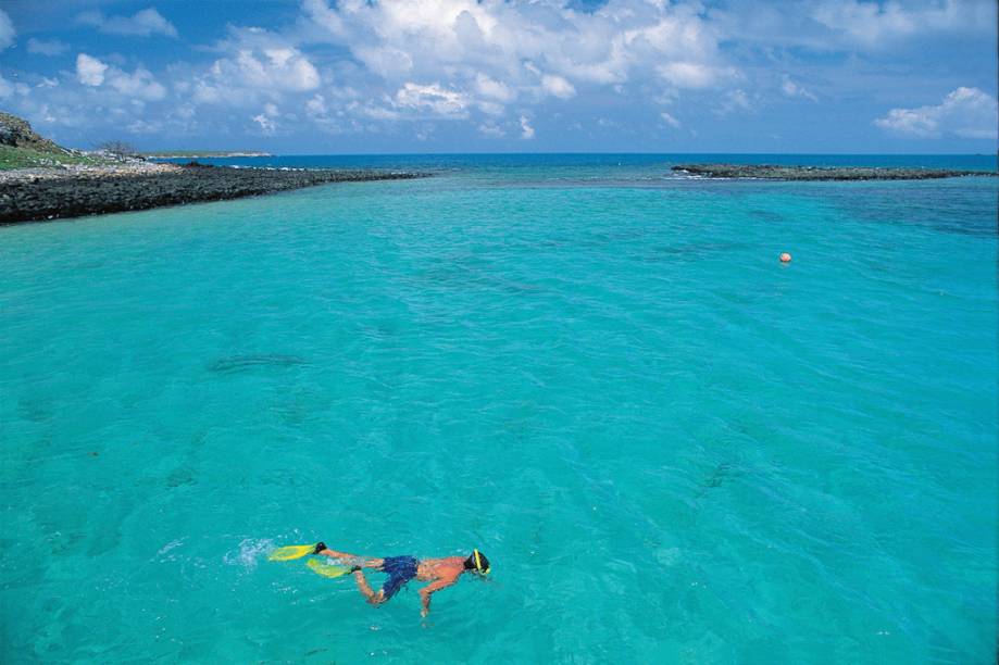 Turista mergulhando em uma das praias no Parque Nacional  Marinho dos Abrolhos