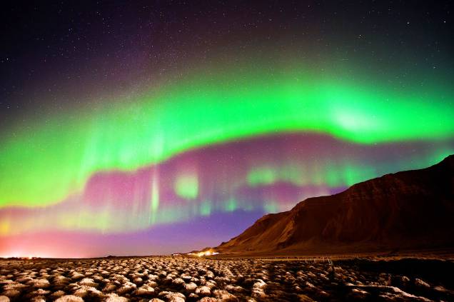 <strong>1. <a href="http://viajeaqui.abril.com.br/paises/islandia" rel="Islândia" target="_self">Islândia</a> </strong>                        Nesse pequeno país, cercado por paisagens únicas, a aurora boreal promove um verdadeiro espetáculo de cores - um dos cenários naturais mais belos e intensos do planeta