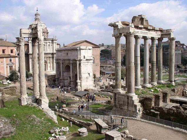 Ruínas do Fórum de Roma, com vestígios de antigos templos, arcos triunfais e edifícios governamentais