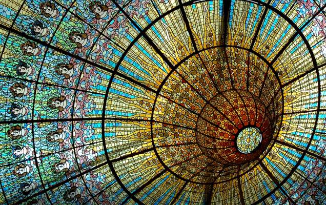 A multicolorida cobertura de vidro da sala de concertos do Palau de la Musica Catalana permite o uso de luz natural durante o dia. Crédito: Carlos Lorenzo/CC
