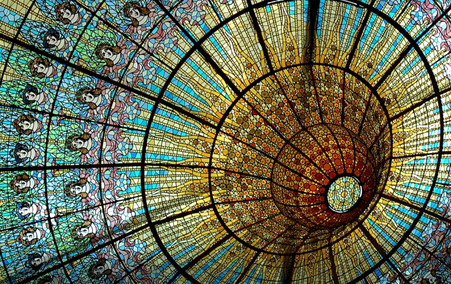 A multicolorida cobertura de vidro da sala de concertos do Palau de la Musica Catalana permite o uso de luz natural durante o dia