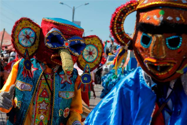 No famoso Carnaval de Barranquilla, na Colômbia, fantasias coloridas invadem as ruas da cidade
