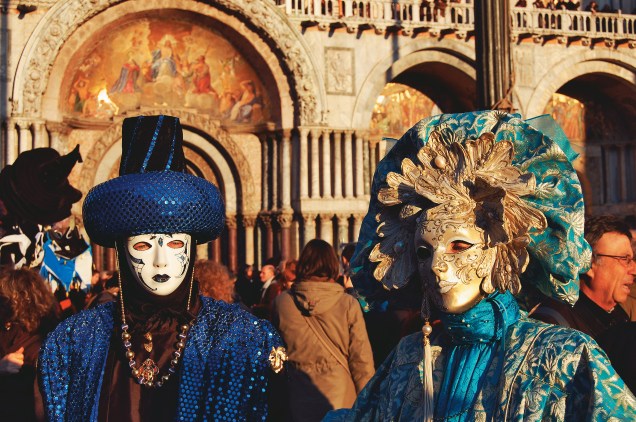 <strong><a href="https://viajeaqui.abril.com.br/cidades/italia-veneza" rel="Veneza, Itália:">Veneza, Itália:</a> Baile de Máscaras</strong><br />A tradição de Veneza no Carnaval vem de muito tempo atrás, desde seu auge no século 18. As fantasias não combinam exatamente com a nossa idéia de folia – são pesadas, de veludo – mas é impossível visitar a cidade e não querer trazer uma de suas fabulosas máscaras na bagagem