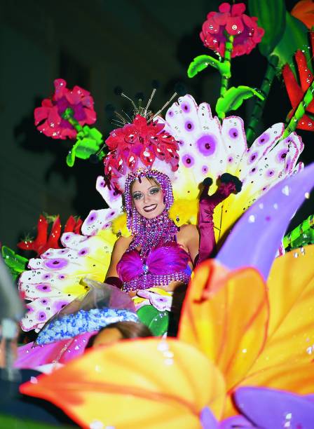 <strong>Santa Cruz de Tenerife, Espanha: à la Brasil</strong><br />O Carnaval de Santa Cruz de Tenerife, nas Ilhas Canárias, é o mais "brasileño" de todos os celebrados na Espanha e é famoso internacionalmente por ser um dos mais populares do mundo. O segredo do sucesso nós conhecemos bem: ritmo e espetáculo