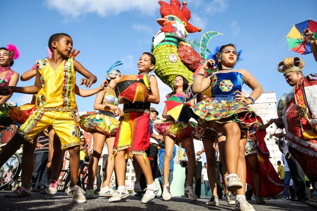 Apresentações de blocos de frevo, coco e maracatu fazem do Carnaval de Recife e Olinda um dos mais tradicionais do país