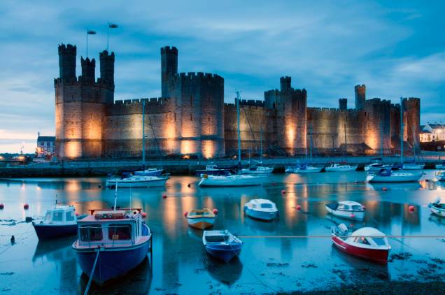 O castelo Caernarfon, também conhecido como Carnarvon, é um dos mais conhecidos do País de Gales e foi construído pelo rei inglês Eduardo I em suas campanhas de conquista do país entre os século 13 e 14. Charles, filho mais velho da rainha Elizabeth II, foi investido Príncipe de Gales nos precintos desta fortaleza O castelo Caernarfon, também conhecido como Carnarvon, é um dos mais conhecidos do País de Gales e foi construído pelo rei inglês Eduardo I em suas campanhas de conquista do país entre os século 13 e 14. Charles, filho mais velho da rainha Elizabeth II, foi investido Príncipe de Gales nos precintos desta fortaleza