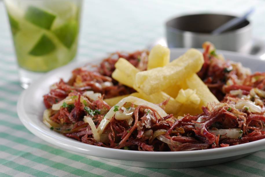 Carne seca com aipim do bar Jobi, no Rio de Janeiro