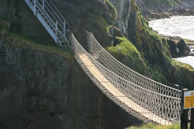 Nos arredores de Ballintoy, a ponte Carrick-a-Rede Rope é considerada a mais famosa da Irlanda do Norte. Com vinte metros de extensão, ela é um dos grandes atrativos de turistas que visitam o país