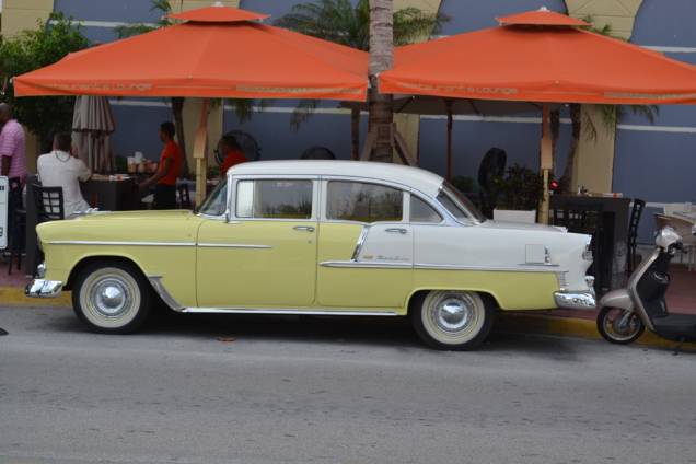 Em Miami, um dos destinos favoritos dos brasileiros que visitam os Estados Unidos, os carros antigos disputam a atenção com os carros de luxo que circulam por suas ruas