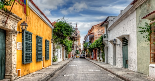 <strong><a href="https://viajeaqui.abril.com.br/cidades/colombia-cartagena" rel="Cartagena das Índias" target="_self">Cartagena das Índias</a></strong>                    Cartagena, no norte do país, reúne as delícias do litoral com o charme do passado colombiano. A cidade, onde o escritor colombiano Gabriel García Márquez mantinha uma casa de veraneio, é um dos destinos mais procurados do país e atrai turistas com seu clima descontraído                    <em><a href="https://www.booking.com/city/co/cartagena.pt-br.html?aid=332455&label=viagemabril-cenarios-da-colombia" rel="Veja preços de hotéis em Cartagena no Booking.com" target="_blank">Veja preços de hotéis em Cartagena no Booking.com</a></em>