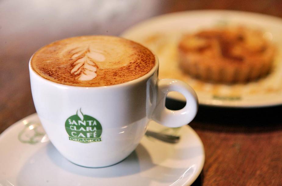Café com espuma cuidadosamente ornamentada do Santa Clara Café Orgânico, em Fortaleza (CE)