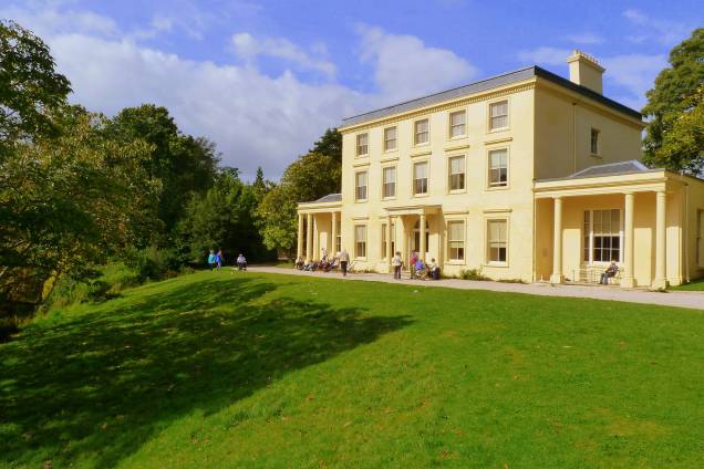 <strong>Agatha Christie (Devon, <a href="http://viajeaqui.abril.com.br/paises/reino-unido" rel="Reino Unido" target="_blank">Reino Unido</a>)</strong>    Depois de ficar rica e famosa por causa de sua série de livros de mistério, em 1938 a inglesa Agatha Christie comprou essa casa construída entre os anos 1780 e 1790. Aberta ao público desde 2000, o casarão e seu extenso jardim serviam como refúgio da família da escritora nos feriados. Eles costumavam passar a primavera, o fim do verão e os Natais na tranquilidade do lugar. Durante a visita, é possível encontrar jogos de tabuleiro em frente à lareira, o piano de cauda da escritora, além de de áudios que contam a história de como o lugar é querido pela família