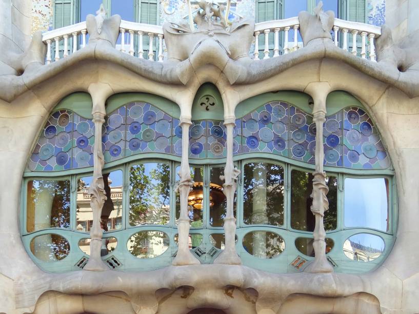<strong>Casa Batlló, <a href="https://viajeaqui.abril.com.br/cidades/espanha-barcelona" rel="Barcelona" target="_blank">Barcelona</a>, <a href="https://viajeaqui.abril.com.br/paises/espanha" rel="Espanha" target="_blank">Espanha</a></strong> Parecem ossos, mas é arquitetura! Com um toque quase surrealista, a janela da Casa Batlló tem uma estrutura toda especial: as hastes assemelham-se a ossos e seu formato lembra uma boca aberta. O edifício é uma das obras primas do artista catalão Antonio Gaudí, sendo a mais conhecida a catedral da cidade, a Sagrada Família <strong>Casa Batlló, <a href="https://viajeaqui.abril.com.br/cidades/espanha-barcelona" rel="Barcelona" target="_blank">Barcelona</a>, <a href="https://viajeaqui.abril.com.br/paises/espanha" rel="Espanha" target="_blank">Espanha</a></strong> Parecem ossos, mas é arquitetura! Com um toque quase surrealista, a janela da Casa Batlló tem uma estrutura toda especial: as hastes assemelham-se a ossos e seu formato lembra uma boca aberta. O edifício é uma das obras primas do artista catalão Antonio Gaudí, sendo a mais conhecida a catedral da cidade, a Sagrada Família