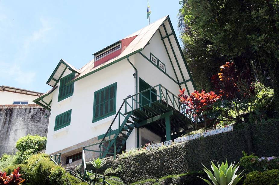 A casa de Santos Dumont, na cidade de Petrópolis (RJ), fica no alto de uma ladeira, é cheia de apetrechos inusitados e foi projetada pelo próprio inventor; hoje é um museu dedicado a ele