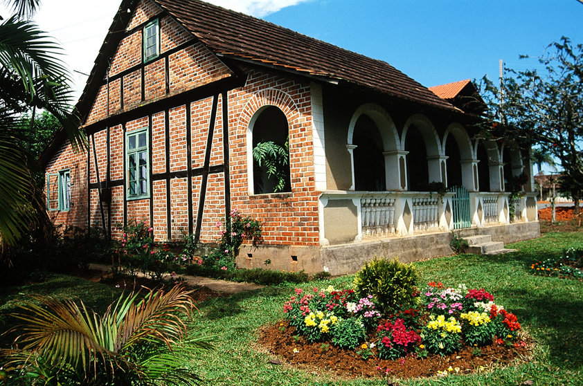 <strong><a href="http://viajeaqui.abril.com.br/cidades/br-sc-pomerode" rel="Pomerode, Santa Catarina" target="_self">Pomerode, Santa Catarina</a></strong>A cidade respira a influência de seus imigrantes alemães: mais de 70% de seus moradores possuem ascendência germânica, fato notado nos costumes e na <strong><a href="http://viajeaqui.abril.com.br/estabelecimentos/br-sc-pomerode-atracao-arquitetura-enxaimel" rel="arquitetura enxaimel" target="_self">arquitetura enxaimel</a></strong> da cidade. Porcelanas, ovos pintados e <a href="http://viajeaqui.abril.com.br/estabelecimentos/br-sc-pomerode-atracao-chocolates-nugali" rel="chocolates" target="_self">chocolates</a> estão entre os principais destaques nas compras. Em julho, visitantes podem aproveitar dois eventos: o Festival Gastronômico e a Festa do Colono, que celebra seus colonizadores com grupos folclóricos, comida típica e bingos. Aproveite para visitar o <a href="http://viajeaqui.abril.com.br/estabelecimentos/br-sc-pomerode-atracao-zoologico" rel="zoológico" target="_self">zoológico</a>, considerado o maior de Santa Catarina e ideal pra ir com crianças<em><a href="http://www.booking.com/city/br/pomerode.pt-br.html?sid=5b28d827ef00573fdd3b49a282e323ef;dcid=1?aid=332455&label=viagemabril-destinos-economicos-de-inverno-no-brasil" rel="Veja preços de hotéis em Pomerode no Booking.com" target="_blank">Veja preços de hotéis em Pomerode no Booking.com</a></em>