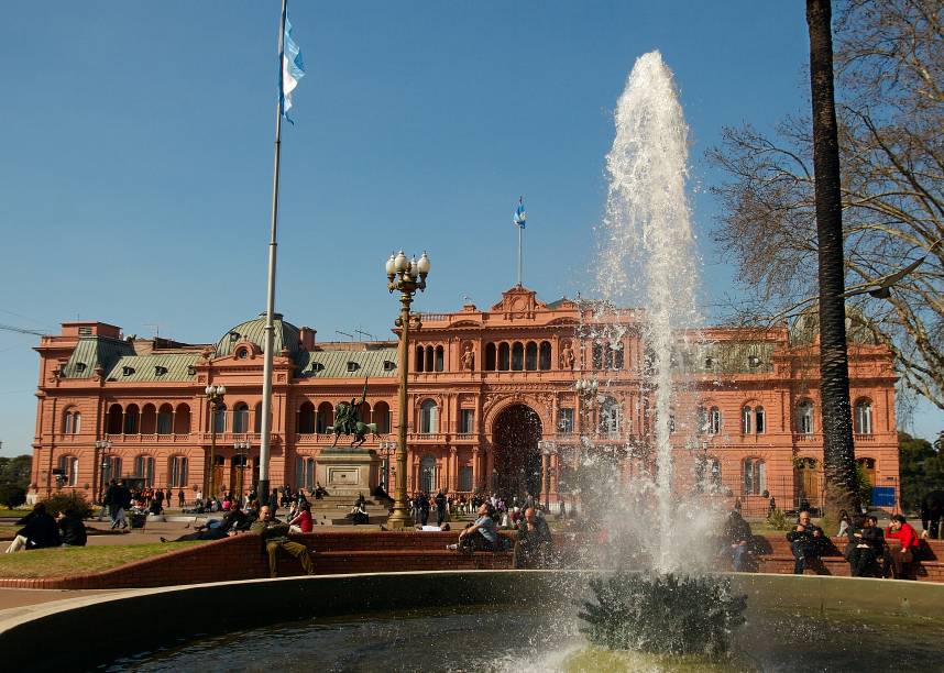 <strong>Plaza de Mayo – </strong><a href="https://viajeaqui.abril.com.br/cidades/ar-buenos-aires" target="_blank" rel="noopener"><strong>Buenos Aires</strong></a><strong> – <a href="https://viagemeturismo.abril.com.br/paises/argentina-2/" target="_blank" rel="noopener">Argentina</a></strong> Palco tradicional das manifestações do país desde sua construção em 1810, a bela Plaza de Mayo é um ponto de partida para turistar por Buenos Aires. Ela fica entre a Casa Rosada (sede do governo argentino), a prefeitura e a Catedral Metropolitana de Buenos Aires. No seu canto norte está a principal sede do Bando de la Nación, um amplo edifício de 1939 que vale a pena visitar. Dali, é possível caminhar até o bairro de San Telmo, para o tradicional Café Tortoni (a poucos metros da praça), para a Calle Florida e o Parque San Martí. Se quiser observar a incansável força política dos argentinos, as Mães da Praça de Maio se reúnem toda quinta-feira às 3h30 da tarde para protestar pela investigação do desaparecimento de seus filhos durante a época da ditadura, e outras causas sociais <em><a href="https://www.booking.com/searchresults.pt-br.html?aid=332455&sid=d98f25c4d6d5f89238aebe98e11a09ba&sb=1&src=searchresults&src_elem=sb&error_url=https%3A%2F%2Fwww.booking.com%2Fsearchresults.pt-br.html%3Faid%3D332455%3Bsid%3Dd98f25c4d6d5f89238aebe98e11a09ba%3Btmpl%3Dsearchresults%3Bac_click_type%3Db%3Bac_position%3D0%3Bcity%3D-126693%3Bclass_interval%3D1%3Bdest_id%3D-2601889%3Bdest_type%3Dcity%3Bdtdisc%3D0%3Bfrom_sf%3D1%3Bgroup_adults%3D2%3Bgroup_children%3D0%3Biata%3DLON%3Binac%3D0%3Bindex_postcard%3D0%3Blabel_click%3Dundef%3Bno_rooms%3D1%3Boffset%3D0%3Bpostcard%3D0%3Braw_dest_type%3Dcity%3Broom1%3DA%252CA%3Bsb_price_type%3Dtotal%3Bsearch_selected%3D1%3Bshw_aparth%3D1%3Bslp_r_match%3D0%3Bsrc%3Dsearchresults%3Bsrc_elem%3Dsb%3Bsrpvid%3De90b7b79265b018f%3Bss%3DLondres%252C%2520Grande%2520Londres%252C%2520Reino%2520Unido%3Bss_all%3D0%3Bss_raw%3Dlondres%3Bssb%3Dempty%3Bsshis%3D0%3Bssne%3DRoma%3Bssne_untouched%3DRoma%26%3B&ss=Buenos+Aires%2C+Argentina&is_ski_area=&ssne=Londres&ssne_untouched=Londres&city=-2601889&checkin_year=&checkin_month=&checkout_year=&checkout_month=&group_adults=2&group_children=0&no_rooms=1&from_sf=1&ss_raw=buenos+aires&ac_position=0&ac_langcode=xb&ac_click_type=b&dest_id=-979186&dest_type=city&iata=BUE&place_id_lat=-34.603752&place_id_lon=-58.381561&search_pageview_id=e90b7b79265b018f&search_selected=true&search_pageview_id=e90b7b79265b018f&ac_suggestion_list_length=5&ac_suggestion_theme_list_length=0" target="_blank" rel="noopener">Busque hospedagem em Buenos Aires</a></em>