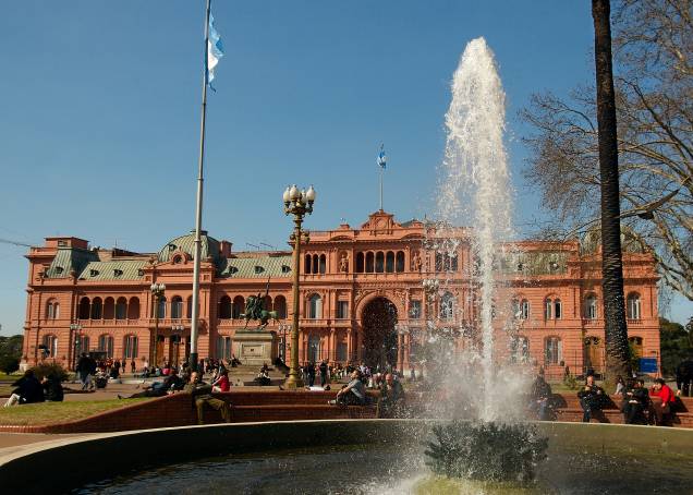 <strong>Plaza de Mayo – </strong><a href="https://viajeaqui.abril.com.br/cidades/ar-buenos-aires" target="_blank" rel="noopener"><strong>Buenos Aires</strong></a><strong> – <a href="https://viagemeturismo.abril.com.br/paises/argentina-2/" target="_blank" rel="noopener">Argentina</a></strong> Palco tradicional das manifestações do país desde sua construção em 1810, a bela Plaza de Mayo é um ponto de partida para turistar por Buenos Aires. Ela fica entre a Casa Rosada (sede do governo argentino), a prefeitura e a Catedral Metropolitana de Buenos Aires. No seu canto norte está a principal sede do Bando de la Nación, um amplo edifício de 1939 que vale a pena visitar. Dali, é possível caminhar até o bairro de San Telmo, para o tradicional Café Tortoni (a poucos metros da praça), para a Calle Florida e o Parque San Martí. Se quiser observar a incansável força política dos argentinos, as Mães da Praça de Maio se reúnem toda quinta-feira às 3h30 da tarde para protestar pela investigação do desaparecimento de seus filhos durante a época da ditadura, e outras causas sociais <em><a href="https://www.booking.com/searchresults.pt-br.html?aid=332455&sid=d98f25c4d6d5f89238aebe98e11a09ba&sb=1&src=searchresults&src_elem=sb&error_url=https%3A%2F%2Fwww.booking.com%2Fsearchresults.pt-br.html%3Faid%3D332455%3Bsid%3Dd98f25c4d6d5f89238aebe98e11a09ba%3Btmpl%3Dsearchresults%3Bac_click_type%3Db%3Bac_position%3D0%3Bcity%3D-126693%3Bclass_interval%3D1%3Bdest_id%3D-2601889%3Bdest_type%3Dcity%3Bdtdisc%3D0%3Bfrom_sf%3D1%3Bgroup_adults%3D2%3Bgroup_children%3D0%3Biata%3DLON%3Binac%3D0%3Bindex_postcard%3D0%3Blabel_click%3Dundef%3Bno_rooms%3D1%3Boffset%3D0%3Bpostcard%3D0%3Braw_dest_type%3Dcity%3Broom1%3DA%252CA%3Bsb_price_type%3Dtotal%3Bsearch_selected%3D1%3Bshw_aparth%3D1%3Bslp_r_match%3D0%3Bsrc%3Dsearchresults%3Bsrc_elem%3Dsb%3Bsrpvid%3De90b7b79265b018f%3Bss%3DLondres%252C%2520Grande%2520Londres%252C%2520Reino%2520Unido%3Bss_all%3D0%3Bss_raw%3Dlondres%3Bssb%3Dempty%3Bsshis%3D0%3Bssne%3DRoma%3Bssne_untouched%3DRoma%26%3B&ss=Buenos+Aires%2C+Argentina&is_ski_area=&ssne=Londres&ssne_untouched=Londres&city=-2601889&checkin_year=&checkin_month=&checkout_year=&checkout_month=&group_adults=2&group_children=0&no_rooms=1&from_sf=1&ss_raw=buenos+aires&ac_position=0&ac_langcode=xb&ac_click_type=b&dest_id=-979186&dest_type=city&iata=BUE&place_id_lat=-34.603752&place_id_lon=-58.381561&search_pageview_id=e90b7b79265b018f&search_selected=true&search_pageview_id=e90b7b79265b018f&ac_suggestion_list_length=5&ac_suggestion_theme_list_length=0" target="_blank" rel="noopener">Busque hospedagem em Buenos Aires</a></em> <strong>Plaza de Mayo – </strong><a href="https://viajeaqui.abril.com.br/cidades/ar-buenos-aires" target="_blank" rel="noopener"><strong>Buenos Aires</strong></a><strong> – <a href="https://viagemeturismo.abril.com.br/paises/argentina-2/" target="_blank" rel="noopener">Argentina</a></strong> Palco tradicional das manifestações do país desde sua construção em 1810, a bela Plaza de Mayo é um ponto de partida para turistar por Buenos Aires. Ela fica entre a Casa Rosada (sede do governo argentino), a prefeitura e a Catedral Metropolitana de Buenos Aires. No seu canto norte está a principal sede do Bando de la Nación, um amplo edifício de 1939 que vale a pena visitar. Dali, é possível caminhar até o bairro de San Telmo, para o tradicional Café Tortoni (a poucos metros da praça), para a Calle Florida e o Parque San Martí. Se quiser observar a incansável força política dos argentinos, as Mães da Praça de Maio se reúnem toda quinta-feira às 3h30 da tarde para protestar pela investigação do desaparecimento de seus filhos durante a época da ditadura, e outras causas sociais <em><a href="https://www.booking.com/searchresults.pt-br.html?aid=332455&sid=d98f25c4d6d5f89238aebe98e11a09ba&sb=1&src=searchresults&src_elem=sb&error_url=https%3A%2F%2Fwww.booking.com%2Fsearchresults.pt-br.html%3Faid%3D332455%3Bsid%3Dd98f25c4d6d5f89238aebe98e11a09ba%3Btmpl%3Dsearchresults%3Bac_click_type%3Db%3Bac_position%3D0%3Bcity%3D-126693%3Bclass_interval%3D1%3Bdest_id%3D-2601889%3Bdest_type%3Dcity%3Bdtdisc%3D0%3Bfrom_sf%3D1%3Bgroup_adults%3D2%3Bgroup_children%3D0%3Biata%3DLON%3Binac%3D0%3Bindex_postcard%3D0%3Blabel_click%3Dundef%3Bno_rooms%3D1%3Boffset%3D0%3Bpostcard%3D0%3Braw_dest_type%3Dcity%3Broom1%3DA%252CA%3Bsb_price_type%3Dtotal%3Bsearch_selected%3D1%3Bshw_aparth%3D1%3Bslp_r_match%3D0%3Bsrc%3Dsearchresults%3Bsrc_elem%3Dsb%3Bsrpvid%3De90b7b79265b018f%3Bss%3DLondres%252C%2520Grande%2520Londres%252C%2520Reino%2520Unido%3Bss_all%3D0%3Bss_raw%3Dlondres%3Bssb%3Dempty%3Bsshis%3D0%3Bssne%3DRoma%3Bssne_untouched%3DRoma%26%3B&ss=Buenos+Aires%2C+Argentina&is_ski_area=&ssne=Londres&ssne_untouched=Londres&city=-2601889&checkin_year=&checkin_month=&checkout_year=&checkout_month=&group_adults=2&group_children=0&no_rooms=1&from_sf=1&ss_raw=buenos+aires&ac_position=0&ac_langcode=xb&ac_click_type=b&dest_id=-979186&dest_type=city&iata=BUE&place_id_lat=-34.603752&place_id_lon=-58.381561&search_pageview_id=e90b7b79265b018f&search_selected=true&search_pageview_id=e90b7b79265b018f&ac_suggestion_list_length=5&ac_suggestion_theme_list_length=0" target="_blank" rel="noopener">Busque hospedagem em Buenos Aires</a></em>
