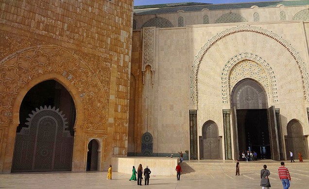 A Mesquita Hassan II é uma das grandes obras-primas da arquitetura árabe. Aqui, há uma gigantesca sala de orações. Seu entorno é constantemente cercado por turistas do mundo todo