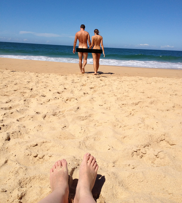 Casal pratica naturismo/nudismo na Praia do Pinho, em Santa Catarina