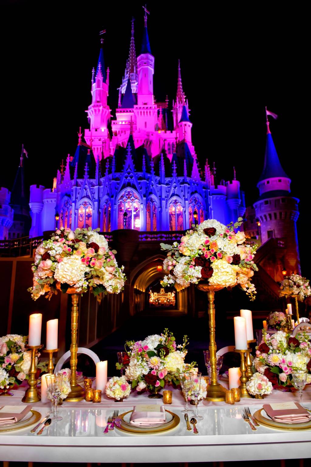 Mesa posta para os convidados (não pode ser muita gente!) e o Castelo da Cinderela iluminado à noite - uma cena bem exclusiva, já que a multidão de visitantes diários já se foi