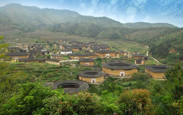 <strong>Fujian, <a href="http://viajeaqui.abril.com.br/paises/china" rel="China" target="_blank">China</a>: tulou (ou hakka)</strong>Este tipo de casa é sempre encontrado em comunidades familiares, geralmente em áreas rurais do sul da China. Sem janelas para o exterior e com apenas uma entrada, sua arquitetura tem finalidade defensiva contra ladrões. Os 46 exemplares da vila de Fujian são considerados patrimônios mundiais pela Unesco