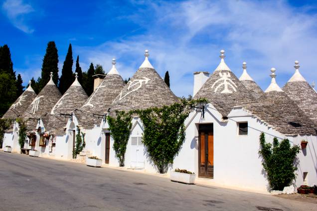 <strong>Puglia, na <a href="http://viajeaqui.abril.com.br/paises/italia" rel="Itália" target="_blank">Itália</a>: trulli</strong> Bem no salto da bota, no sul da Itália, existe um dos cantinhos mais peculiares do mundo. A cidade de Alberobello, na região da <a href="http://viajeaqui.abril.com.br/vt/blogs/achados/category/italia/puglia/" rel="Puglia" target="_blank">Puglia</a>, guarda algumas das casas de arquitetura mais diferente. As trulli (no singular, trullo) são pequenas, brancas e apresentam um telhado em forma de cone. Foram arquitetadas assim para serem facilmente desmanteladas quando necessário – no momento me que cobradores de taxas passavam pela área! <a href="http://viajeaqui.abril.com.br/vt/blogs/achados/2015/09/18/sul-da-italia-a-experiencia-de-se-hospedar-em-um-trullo-na-puglia/" rel="+ Como é se hospedar em um trulli, as casinhas típicas do sul da Itália" target="_blank">+ Como é se hospedar em um trulli, as casinhas típicas do sul da Itália</a> <strong>Puglia, na <a href="http://viajeaqui.abril.com.br/paises/italia" rel="Itália" target="_blank">Itália</a>: trulli</strong> Bem no salto da bota, no sul da Itália, existe um dos cantinhos mais peculiares do mundo. A cidade de Alberobello, na região da <a href="http://viajeaqui.abril.com.br/vt/blogs/achados/category/italia/puglia/" rel="Puglia" target="_blank">Puglia</a>, guarda algumas das casas de arquitetura mais diferente. As trulli (no singular, trullo) são pequenas, brancas e apresentam um telhado em forma de cone. Foram arquitetadas assim para serem facilmente desmanteladas quando necessário – no momento me que cobradores de taxas passavam pela área! <a href="http://viajeaqui.abril.com.br/vt/blogs/achados/2015/09/18/sul-da-italia-a-experiencia-de-se-hospedar-em-um-trullo-na-puglia/" rel="+ Como é se hospedar em um trulli, as casinhas típicas do sul da Itália" target="_blank">+ Como é se hospedar em um trulli, as casinhas típicas do sul da Itália</a>